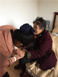 协助洗手